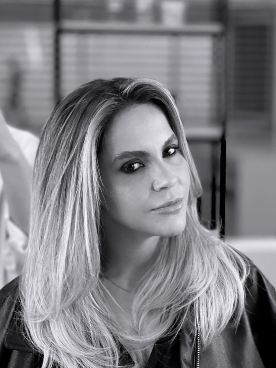 Retrato em preto e branco da Dra. Francielle Santos